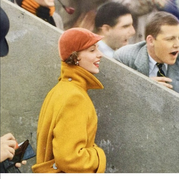 ! 1 Page/2 Sides from 1951 VTG Photography Book, Model in Stadium, Seated Model - Picture 3 of 3